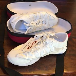 BRAND NEW SIZE 7 NFINITY EVOLUTION SHOES